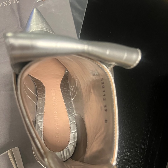 Alexander Mcqueen Crocodile-embossed Metallic Bootie - Picture 5 of 7